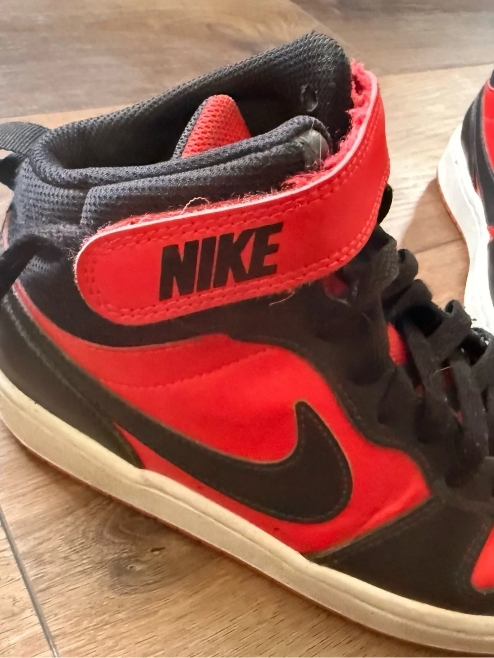 Nike Kids High-Top Sneakers in Red and Black S4